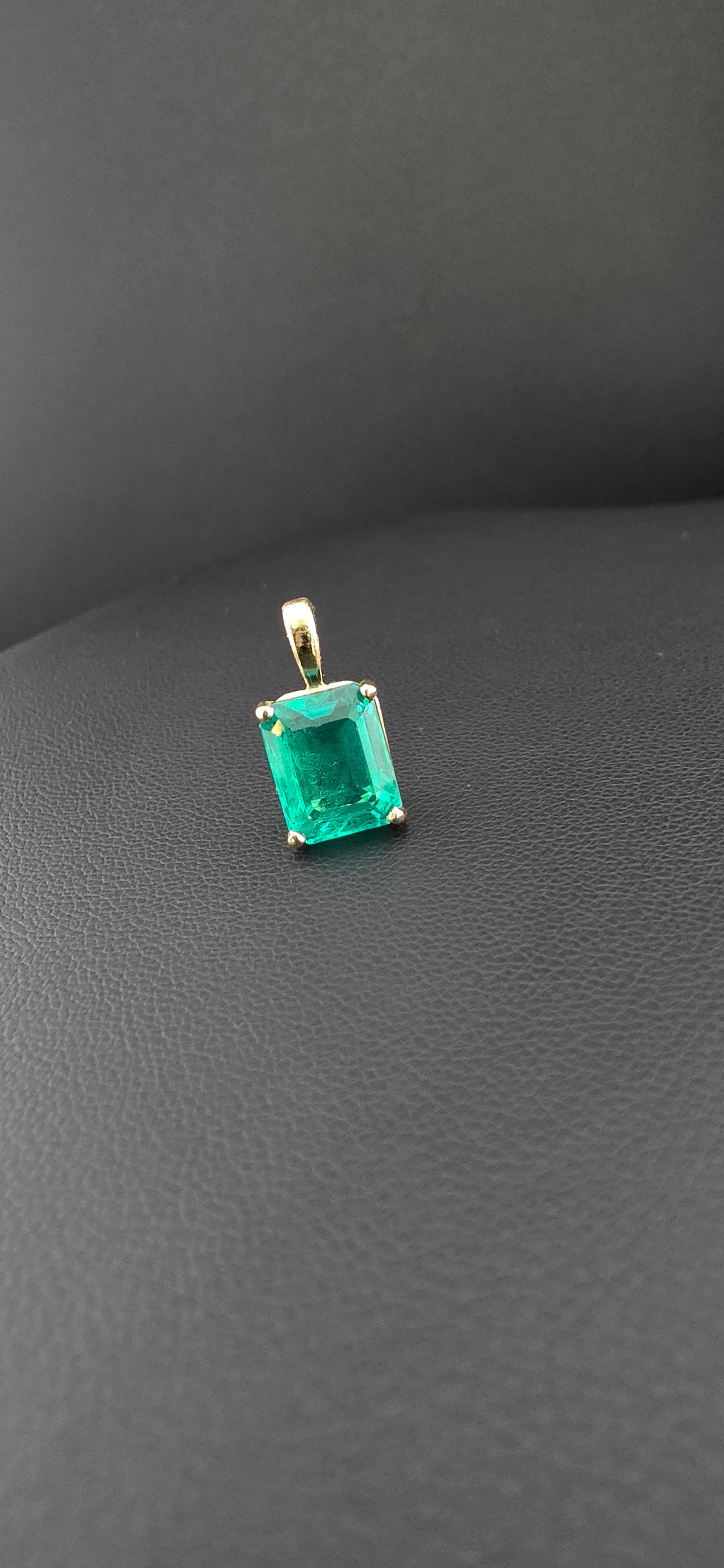 Esmerald 3.2ct Pendant