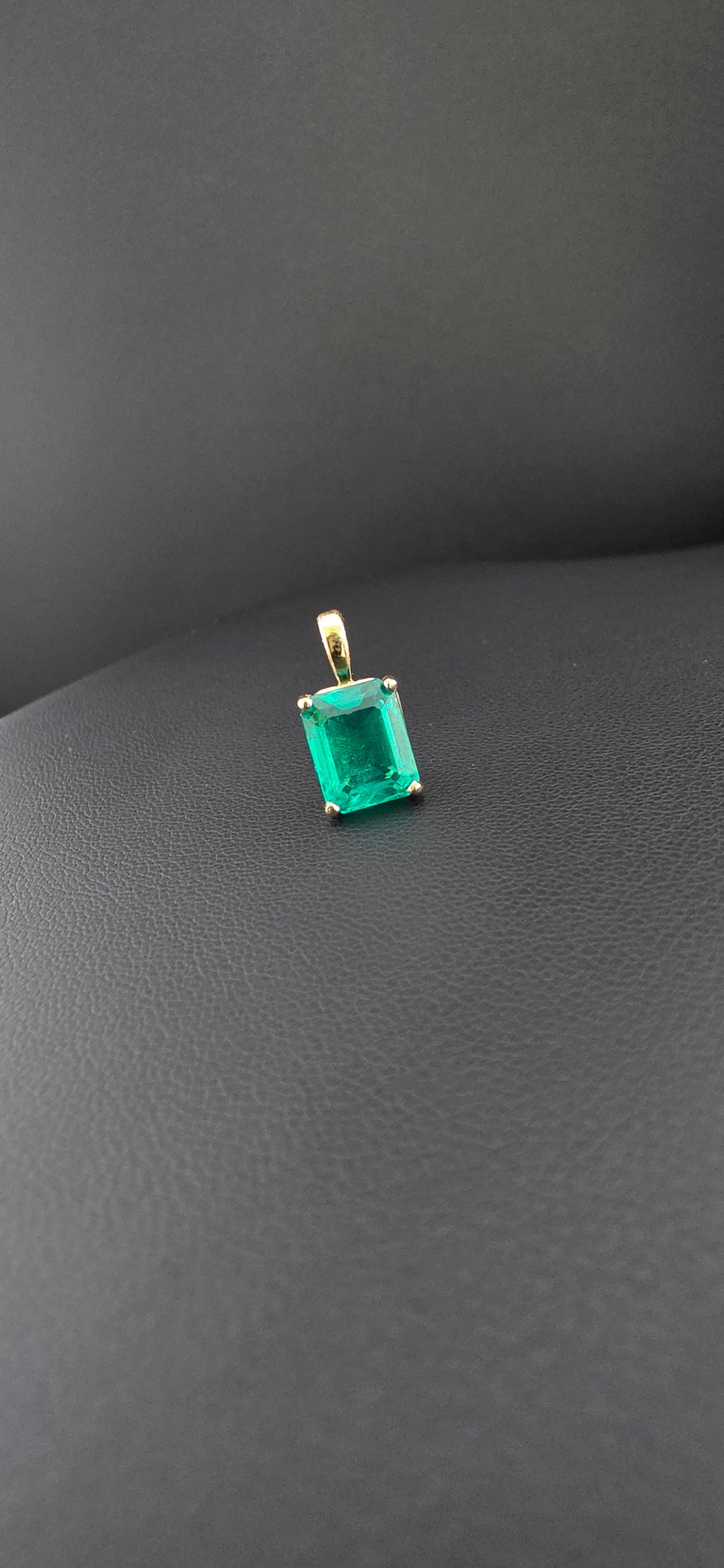 Esmerald 3.2ct Pendant