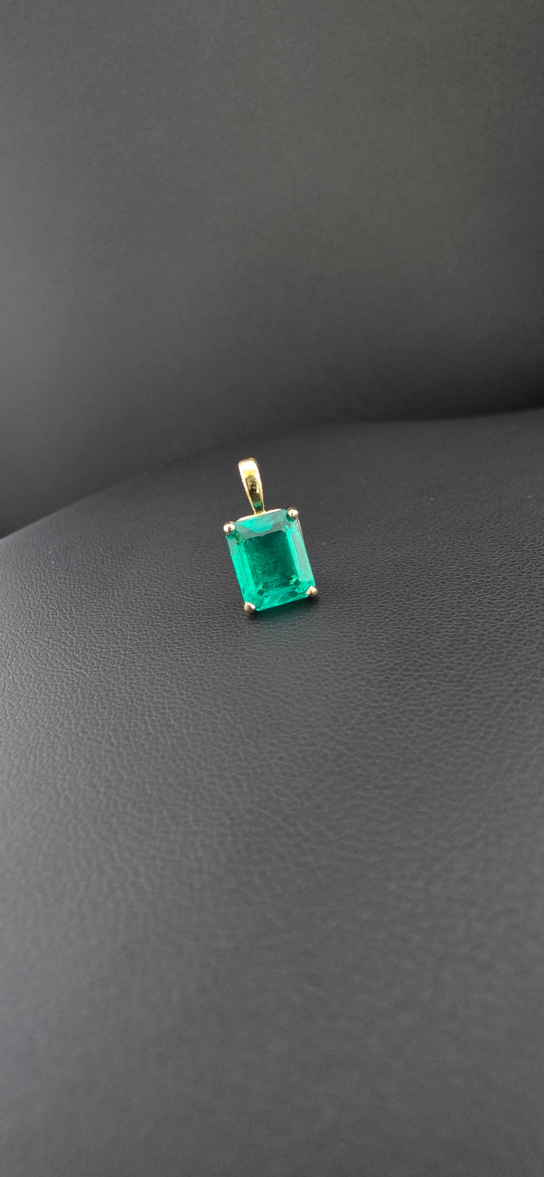 Esmerald 3.2ct Pendant