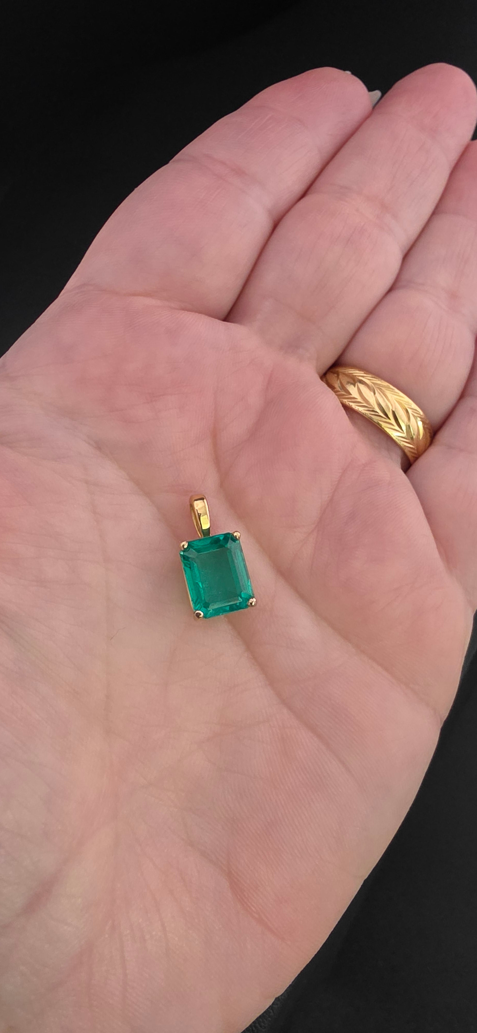 Esmerald 3.2ct Pendant