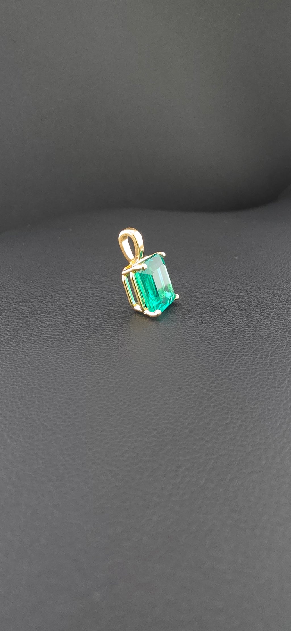 Esmerald 3.2ct Pendant