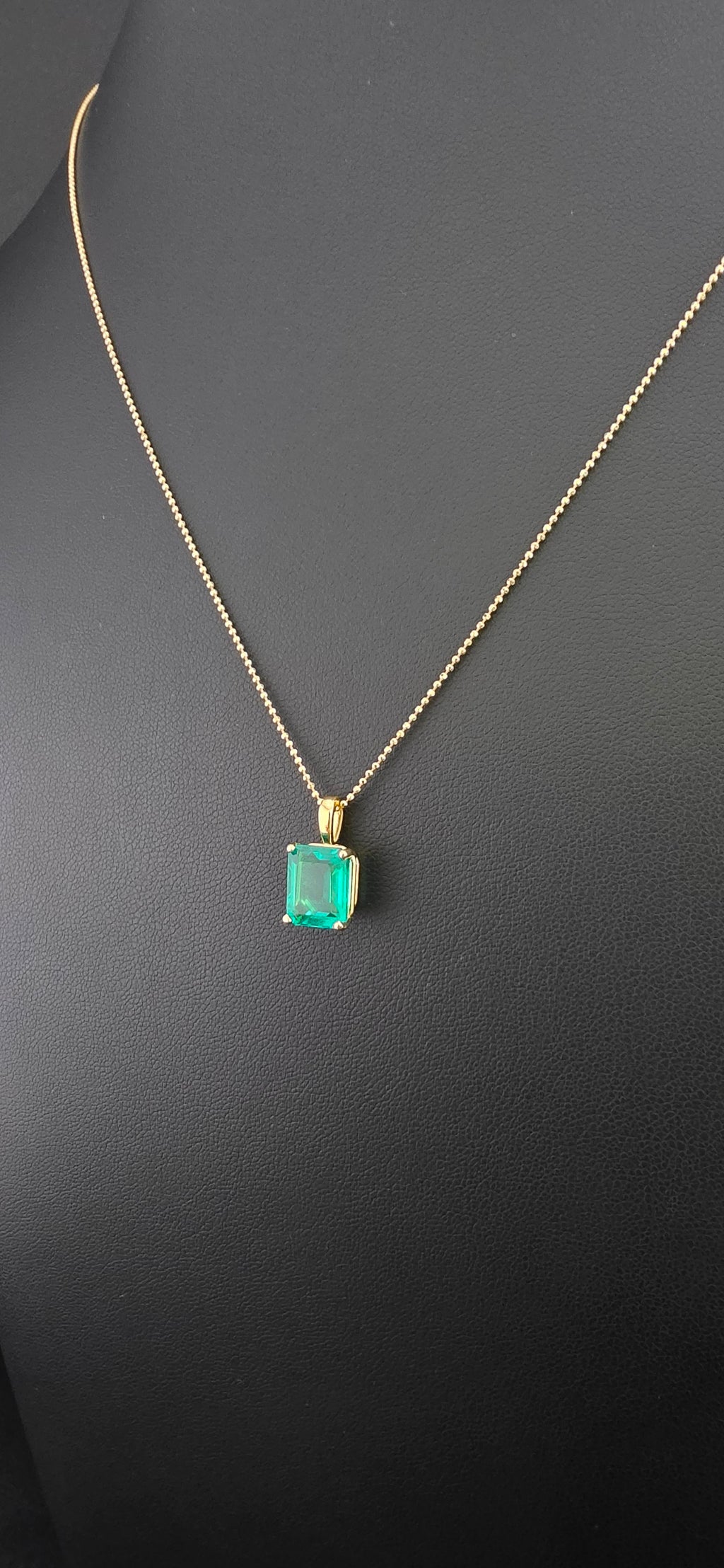 Esmerald 3.2ct Pendant